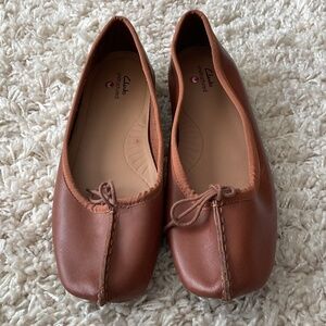 Womens Clarks Freckle Ice Soft Dark Tan Leather Casual Slip On Shoes - size 7.5